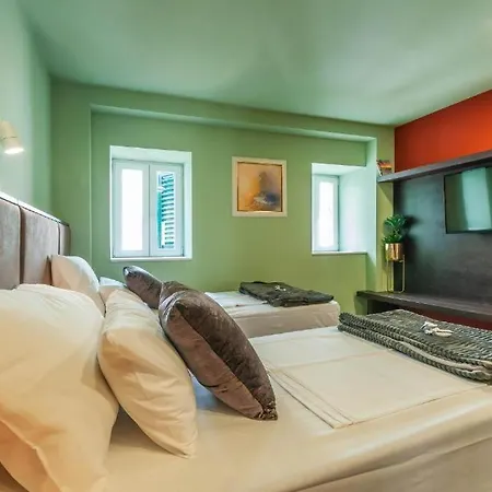 X Boutique Marinac &