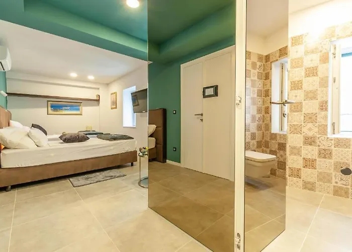 X Boutique Marinac & Sibenik